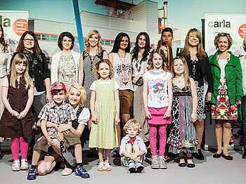 carla Modeschau: Ein Gruppenfoto zeigt alle Models, die an der Modeschau teilgenommen haben. In der ersten Reihe stehen dabei die Kinder. 