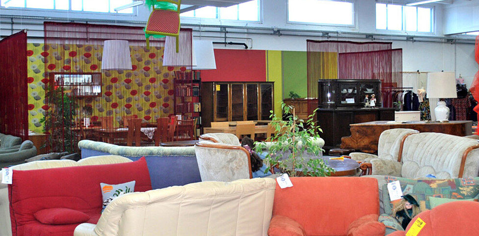 carla in Altach: Ein großer Raum mit einer Unzahl von unterschliedlichen Möbeln in allen Variationen und Farben. 
