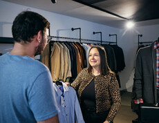 Guter Service und Beratung werden in den carla Shops und Stores groß geschrieben. Wir sind stets bemüht unsere Kund*innen bei ihrem Einkauf zu unterstützen.