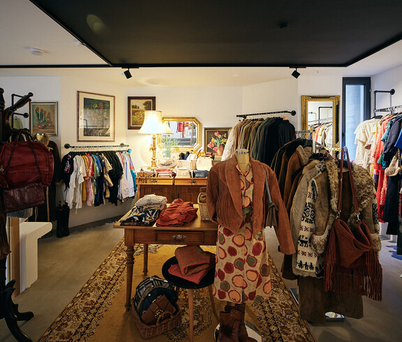 Im carla Store Dornbirn findet sich eine feine Auswahl an Kleidung und Accessoires für Damen, Herren und Kinder. ReUse wird hier groß geschrieben. Auch Vintage-Mode und Designerware aus zweiter Hand ist hier zu finden.