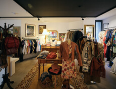 Im carla Store Dornbirn findet sich eine feine Auswahl an Kleidung und Accessoires für Damen, Herren und Kinder. ReUse wird hier groß geschrieben. Auch Vintage-Mode und Designerware aus zweiter Hand ist hier zu finden.