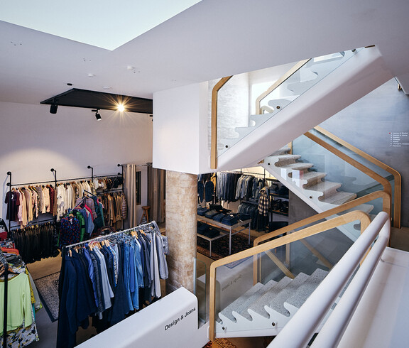 Der carla Store Dornbirn ist hell und einladend und bietet auf fünf Stockwerken eine breite Auswahl an Secondhand, Vintage und Designer-Mode.