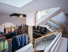 Der carla Store Dornbirn ist hell und einladend und bietet auf fünf Stockwerken eine breite Auswahl an Secondhand, Vintage und Designer-Mode.