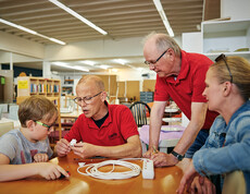 Defekte Elektro-Kleingeräte können jeweils zum carla Reparaturcafé mitgebracht und unter fachkundiger Anleitung selbst repariert werden. Eine Anmeldung ist nicht erforderlich.