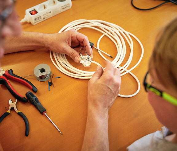 Im Reparaturcafé ist die Devise: selbst Hand anlegen. 