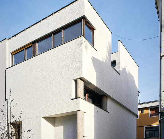 Die Architektur des carla Store Dornbirn ist einzigartig, freundlich und einladend.