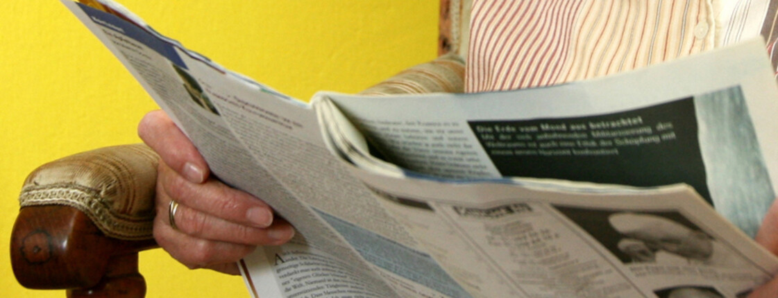 News & Aktionen rund um carla Vorarlberg Seniorin liest Zeitung und informiert sich über aktuelle Geschehnisse, News und Neuigkeiten
