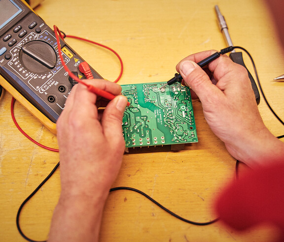 In der Elektrowerkstatt von carla wird alles auf Herz und Nieren geprüft.