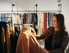 Unsere carla Mitarbeiter*innen kümmern sich um eine gut durchmischte Auswahl an Secondhandwaren, bereiten diese auf und gestalten die Präsentation in den Stores.