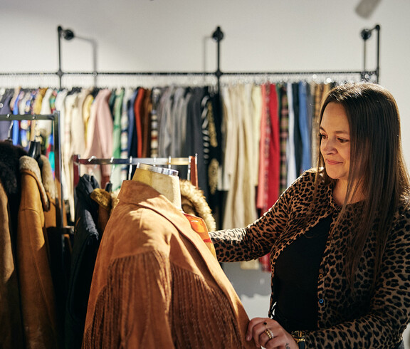 Unsere carla Mitarbeiter*innen kümmern sich um eine gut durchmischte Auswahl an Secondhandwaren, bereiten diese auf und gestalten die Präsentation in den Stores.