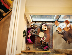 Ein gemütliches Café im Erdgeschoss mit Selbstbedienung lädt zum verweilen und genießen ein. Die perfekte Kombination mit einem einmaligen Secondhand-Shoppingerlebnis.