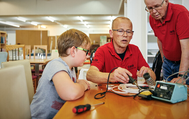 In unserem Reparaturcafé kann jeder ohne Anmeldung mit seinem Elektrokleingerät vorbeikommen, um dies unter fachkundiger Anleitung selbst zu reparieren. 