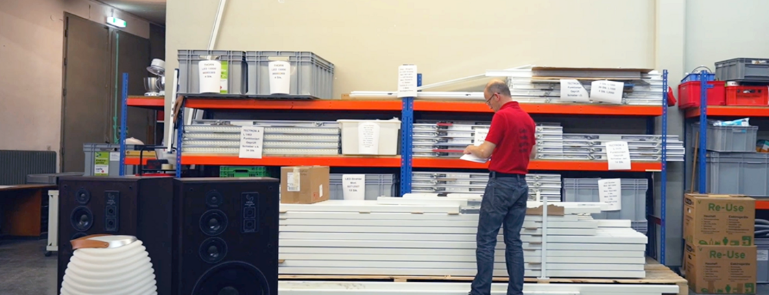 Ein Mitarbeiter von carla Vorarlberg sortiert gut erhaltene Sachspenden von der Vorarlberger Bevölkerung für Re-Use und zum Wiederverkauf als Secondhand Ware