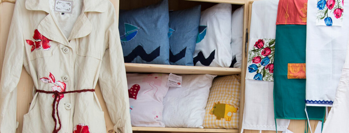 Carla Eroeffnung Lustenau Gebrauchte Secondhand Kleidung, Textilien, Polster, Schürzen befinden sich in einem Second Hand Shop von carla Vorarlberg zum Verkauf als Beitrag zu Re-Use und nachhaltiger Kreislaufwirtschaft
