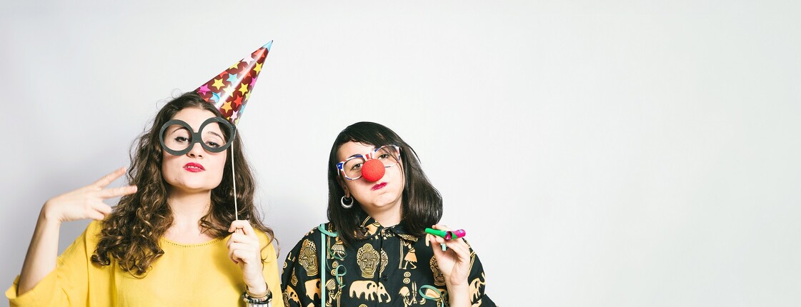 Zwei Frauen feiern Fasching im Kostüm