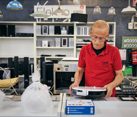 Wer nachhaltig mit Elektrogeräten umgehen will, der kommt zu carla für eine Reparatur.