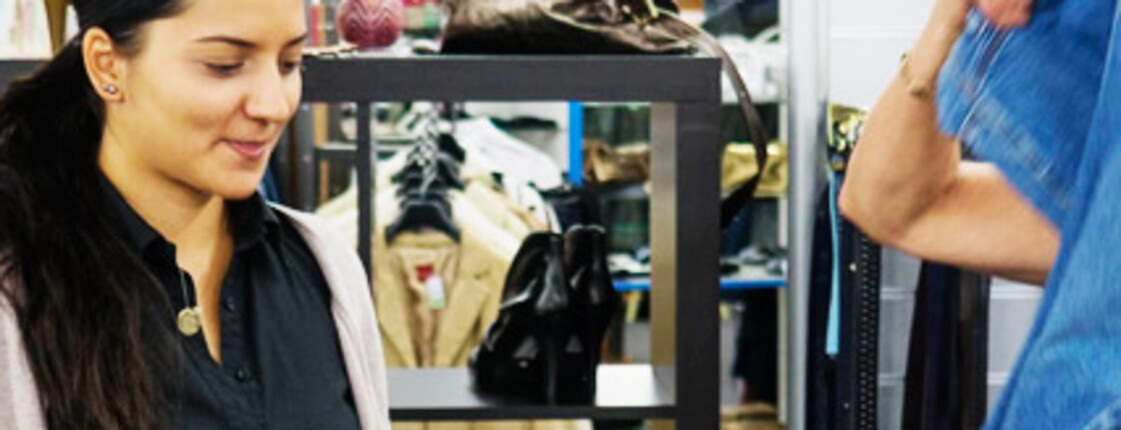 Verkäuferinnen Verkäuferinnen im Secondhand Shop bei carla. Sie haben bei carla eine temporäre Arbeit gefunden und werden von den Sozialarbeiter*innen auf dem Weg in eine langfristige Arbeitsstelle am Vorarlberger Arbeitsmarkt begleitet